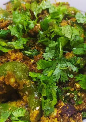 સ્ટફડ કેપ્સિકમ :::(Stuffed Capsicum recipe in Gujarati) રેસીપી મુખ્ય ફોટો