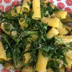 A picture of Penne with rocket, garlic and lemon.