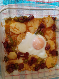 Una foto de Patatas con huevo y pimientos al microondas