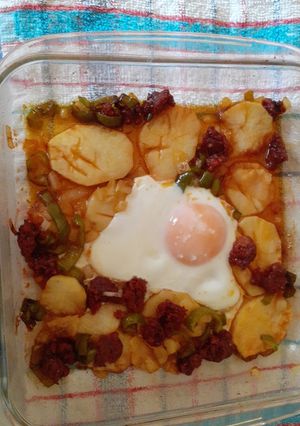 Una foto de Patatas con huevo y pimientos al microondas