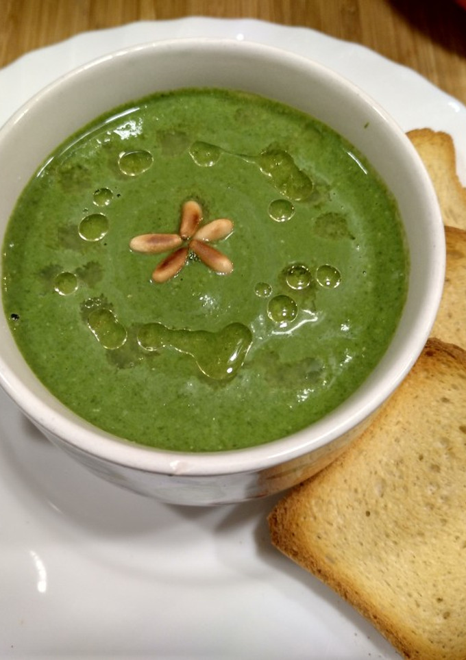 Una foto de Crema Fría de Acelgas y Piñones
