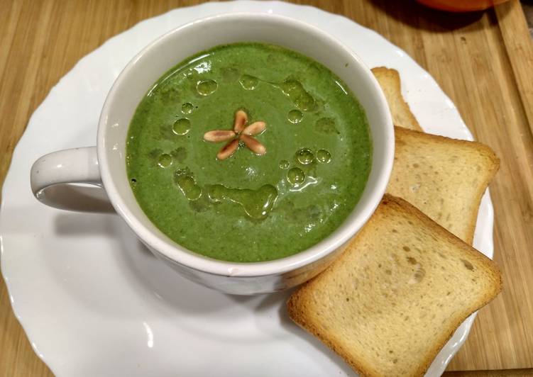 Crema Fría de Acelgas y Piñones