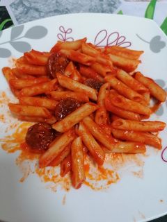 Una foto de Macarrones con tomate y chorizo