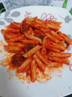 Una foto de Macarrones con tomate y chorizo