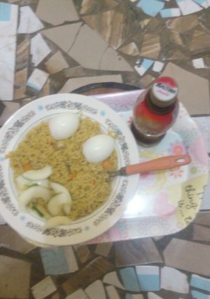 A picture of Indomie n boiled egg.