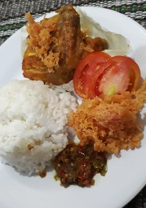 Foto resep Ayam goreng kremes sambal bawang ala bu Rudi