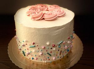 Foto de Bolo de limão e papoila com recheio de lemon curd e cobertura de buttercream de baunilha
