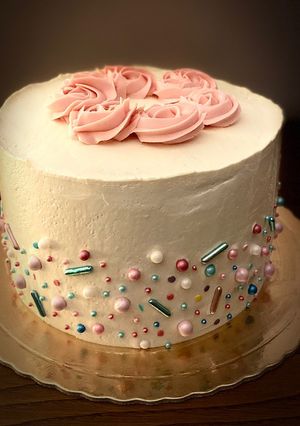 Foto de Bolo de limão e papoila com recheio de lemon curd e cobertura de buttercream de baunilha
