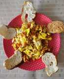 Huevos Revueltos con Salchichas Huachana