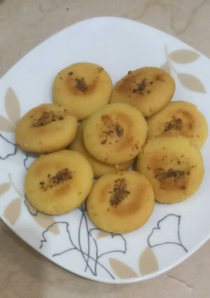 A picture of Diet biscuits with mustard oil.