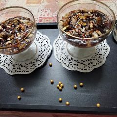 A picture of Oats and rice pudding with chocolate sauce.