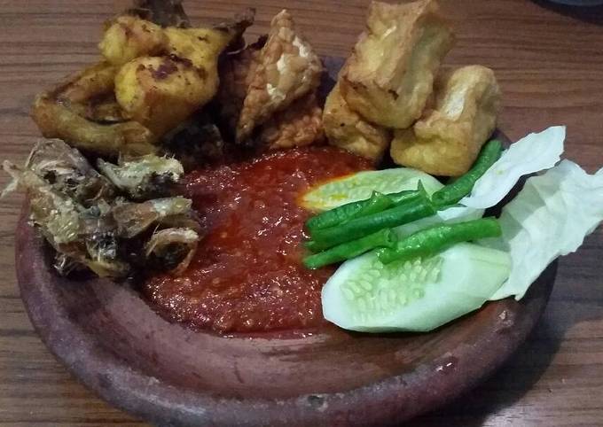 Tempe, Tahu, Ayam dan Ikan Asin Ala Sambal Penyet Lamongan