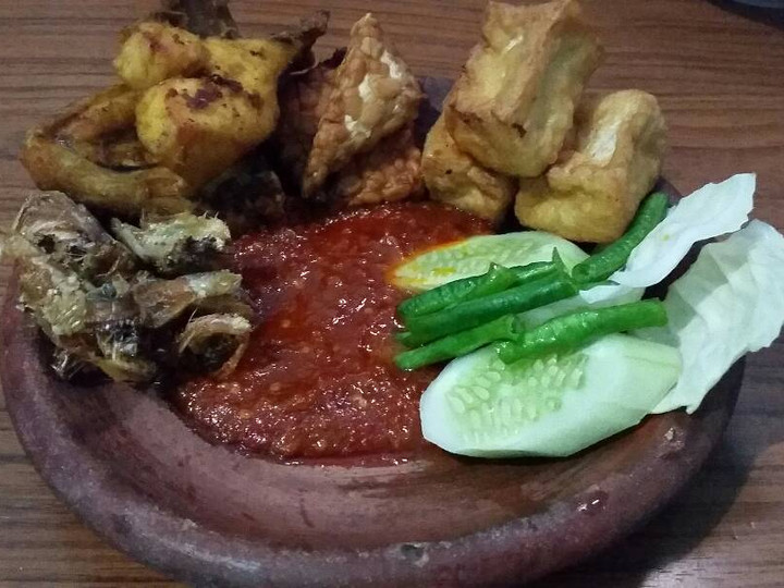 Cara Memasak Tempe, Tahu, Ayam dan Ikan Asin Ala Sambal Penyet Lamongan Yang Sederhana