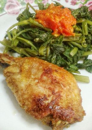 Foto resep Ayam goreng bumbu with kangkung sambel tomat#keto