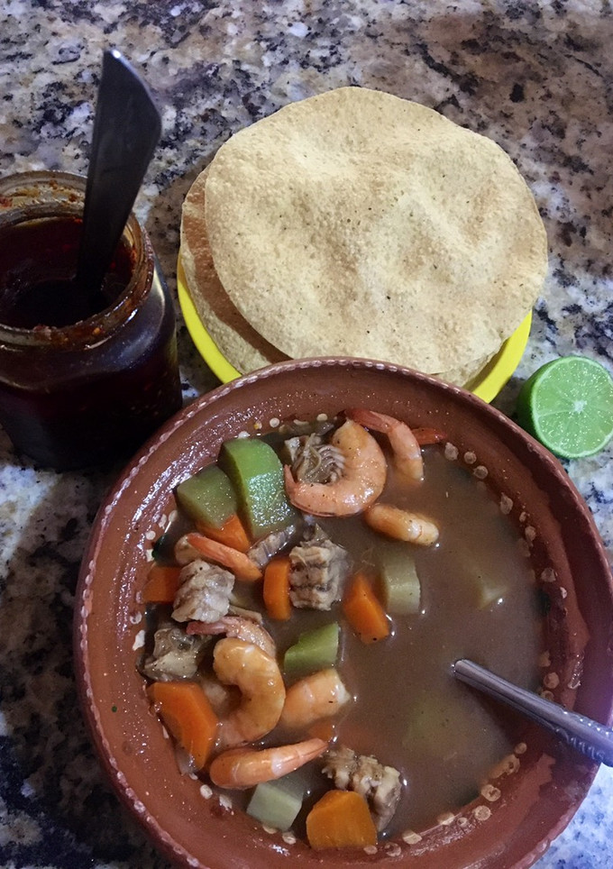 Una foto de Caldo de camarón y mantarraya!!