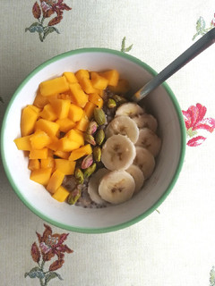 Una foto de Porridge de mango, plátano y pistachos