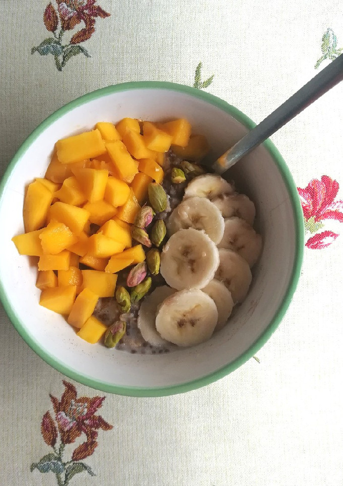 Una foto de Porridge de mango, plátano y pistachos