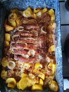 Karaj savanyúkáposzta ágyon, krumplival recept fotója