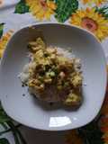 Riso basmati accompagnato da pollo al curry e latte di cocco