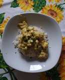 Riso basmati accompagnato da pollo al curry e latte di cocco
