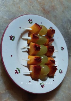 Une photo de Brochettes apéro 🍡 pêches 🍑 raisins 🍇