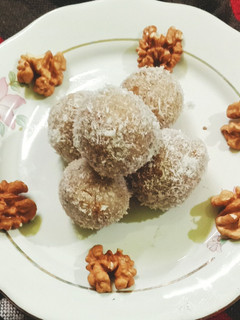 अखरोट और ड्राई फ्रूट लड्डू (Akhroot aur dry fruit laddu recipe in hindi) रेसिपी मुख्य फोटो