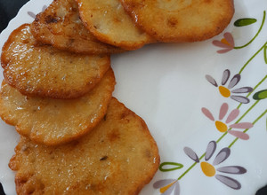 A picture of Banana malpua.