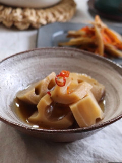 A picture of Fried lotus root with sweet vinegar.