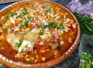 Una foto de Pozole con carne de Res