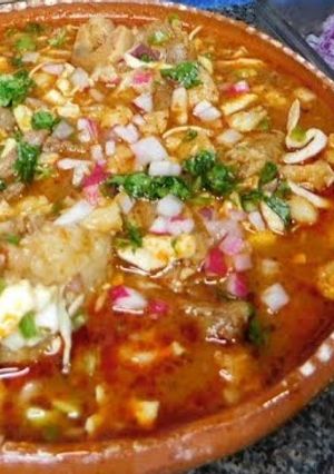 Una foto de Pozole con carne de Res