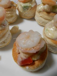 Una foto de Mini volovanes de aguacate con gambas