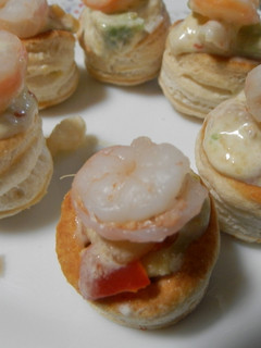 Una foto de Mini volovanes de aguacate con gambas