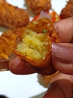 চীজি পটেটো ম্যাগি স্ট্রিপস্ (cheesy potato maggi strips recipe in Bengali) রেসিপির প্রধান ছবি