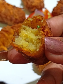 চীজি পটেটো ম্যাগি স্ট্রিপস্ (cheesy potato maggi strips recipe in Bengali) রেসিপির প্রধান ছবি