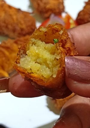 চীজি পটেটো ম্যাগি স্ট্রিপস্ (cheesy potato maggi strips recipe in Bengali) রেসিপির প্রধান ছবি