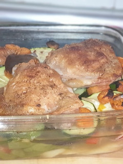 Una foto de Pollo con verduras