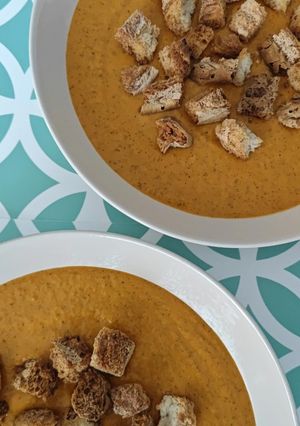 Una foto de Crema de verduras de verano con picatostes caseros