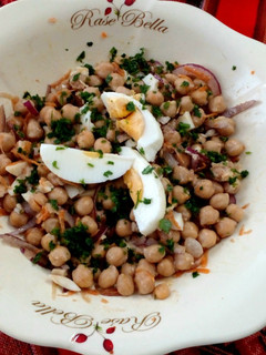 Una foto de Ensalada de garbanzos