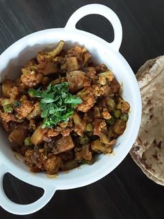આલુ ગોભી (Aloo Gobhi Recipe in Gujarati) રેસીપી મુખ્ય ફોટો