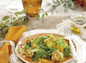 Una foto de Ensalada con naranja, queso y pistachos