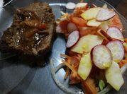 Una foto de ensalada de manzana y zanahoria