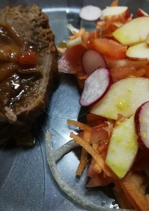 Una foto de Palomita al horno con ensalada de manzana y zanahoria