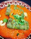 Rollos de nopal rellenos de camarones en salsa diabla