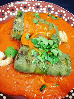 Una foto de Rollos de nopal rellenos de camarones en salsa diabla