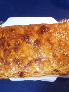 Una foto de Empanada de morcilla manzana y piñones