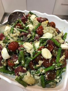 Una foto de Revuelto templado de espárragos con tomates cherry, mozzarela y jamón serrano
