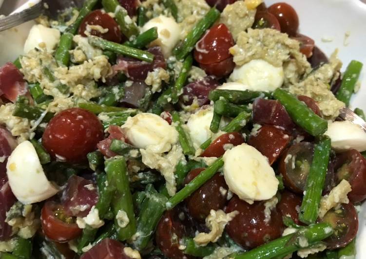 Revuelto templado de espárragos con tomates cherry, mozzarela y jamón serrano