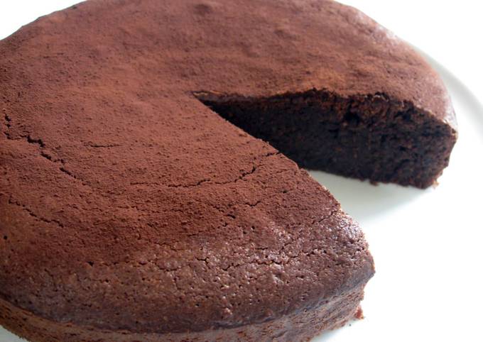 Super Easy ‘Flourless’ Chocolate Almond Cake