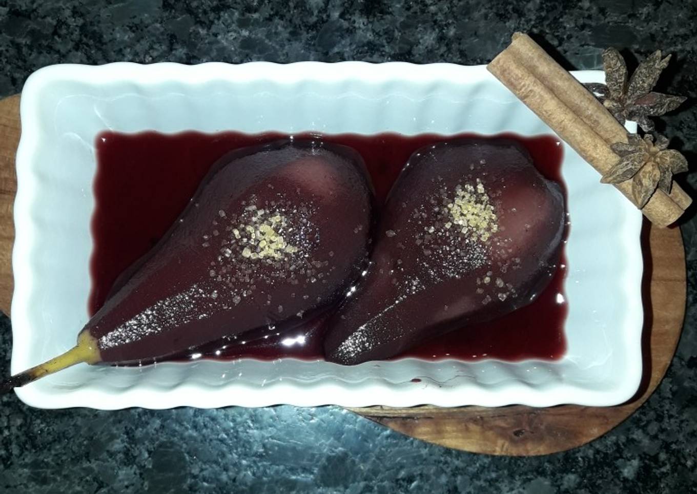 Poires pochées au vin épicé