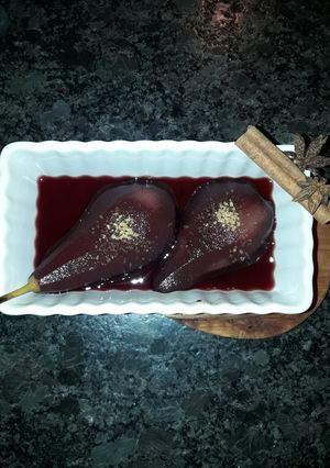 Une photo de Poires pochées au vin épicé